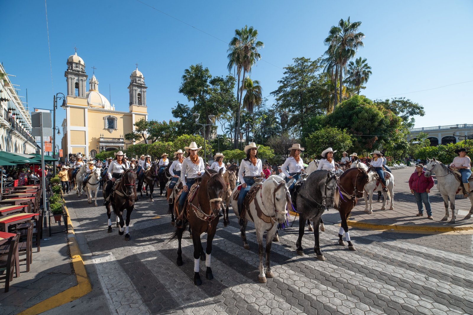 Cabalgata tradicional en Villa de Álvarez